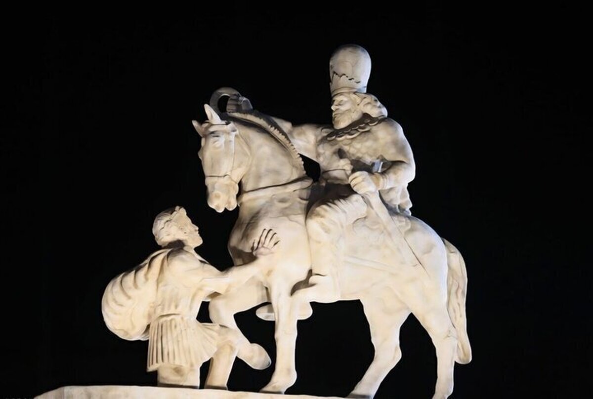 تندیس والرین طبق برنامهریزی قبلی در ورودی فرودگاه مهرآباد قرار گرفت تندیس والرین طبق برنامهریزی قبلی در ورودی فرودگاه مهرآباد قرار گرفت