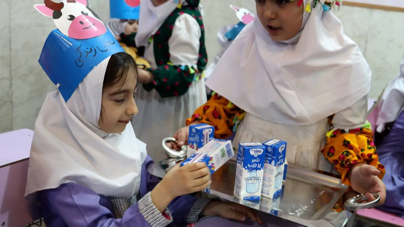 سازمان های استاندارد و غذا و دارو بر خط تولید شیر مدارس نظارت دارند / فقط شرکتهای تائیدشده وزارت بهداشت مجاز به تامین شیر مدارس هستند سازمان های استاندارد و غذا و دارو بر خط تولید شیر مدارس نظارت دارند / فقط شرکتهای تائیدشده وزارت بهداشت مجاز به تامین شیر مدارس هستند