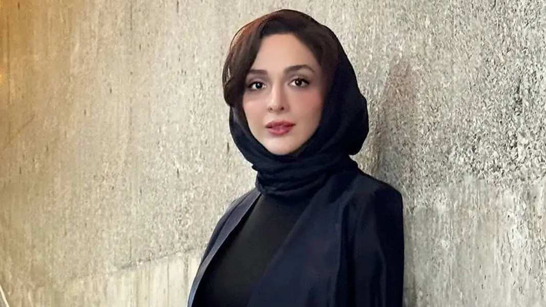 رنگ مو استایل خاص المیرا دهقانی در ایفای نقشی جنجالی؛/ رقص خانم بازیگر روی صحنه تئاتر!