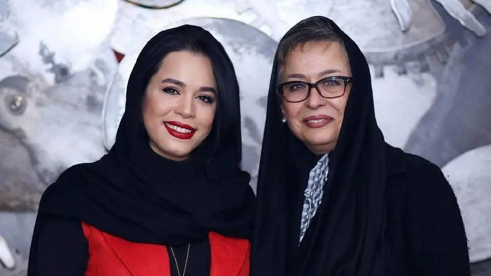 عاشقانه های مادر دختری متفاوت ملیکا شریفی نیا و آزیتا حاجیان در سریال نجلا با استایلی خاص