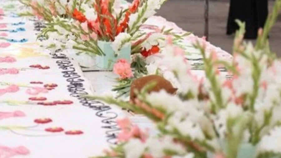 پخت کیک ۱۸ متری در شهرک طالقانی بندر ماهشهر به مناسبت ولادت امام علی (ع)