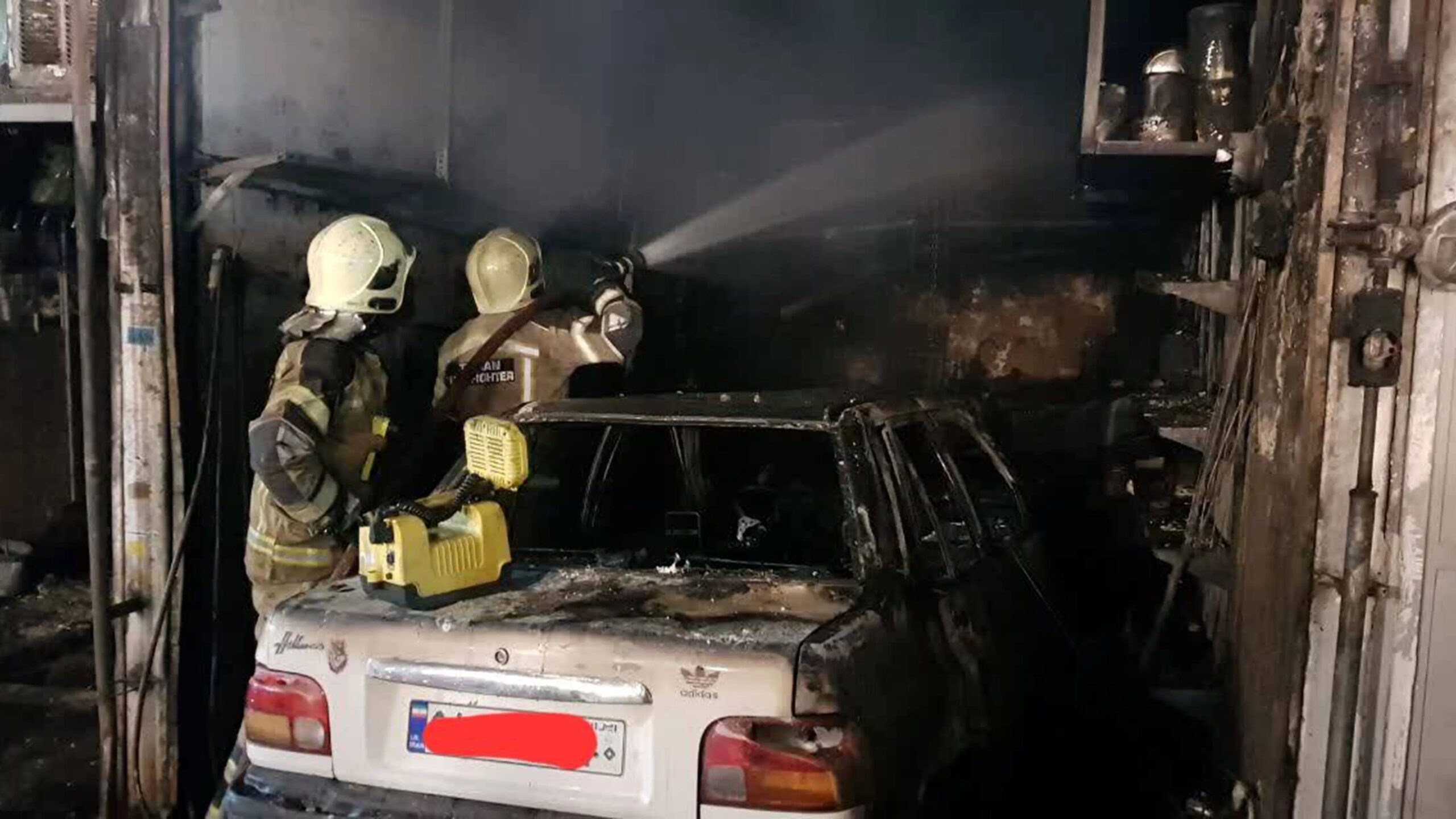 آتش‌سوزی مرگبار در مغازه مکانیکی مشیریه/ مرگ تلخ مرد 45 ساله در میان شعله‌های آتش