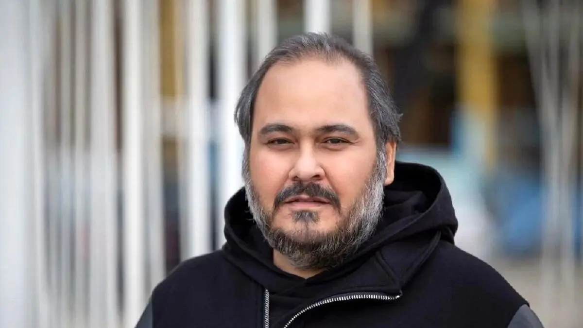 تصویری از بنر ترحیم زنده یاد رضا داوود نژاد/ رفتی ز دیده و داغت به دل ماست هنوز