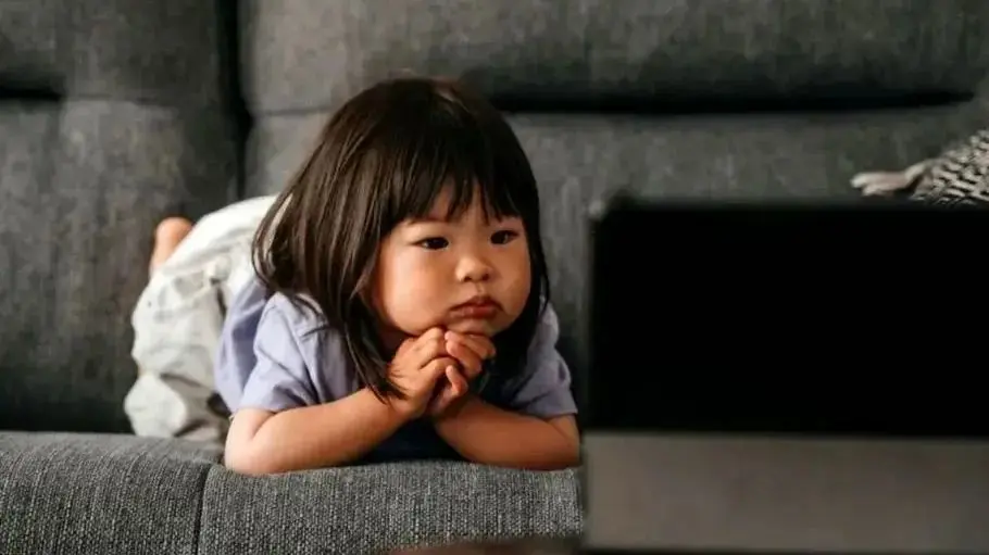 تاثیر منفی نمایشگرها بر سلامت روان کودکان؛ اضطراب در دوره نوجوانی