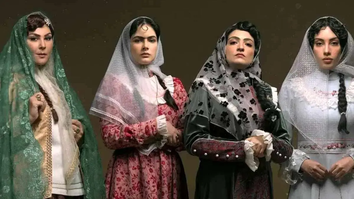 قابِ صمیمیِ گلاره عباسی و سولماز غنی / سلفیِ گرمِ «نزهت» و خاله در سوزِ زمستانیِ سریال «بامداد خمار»