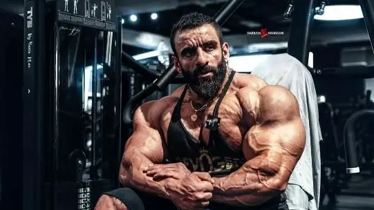 به من میگن خاک تو سرت چرا موندی اینجا دست زن و بچت رو بردار و برو!/ دکتر هم باشی تو کشور غریب هیچی نیستی !