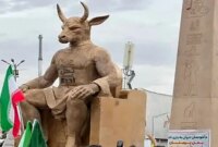 آتش کشیدن نماد بت بعل در مسیر راهپیمایی 22 بهمن