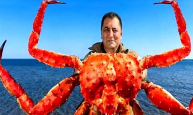 خلاقیت تحسین برانگیز و خنده دار اوستا آشپز هرمزگانی در تزئین بشقاب خرچنگ ویژه مهمانان نوروزی حماسه آفرید