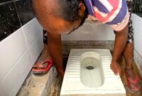 خلاقیت خنده دار و حماسه آفرین اوستا بنّا با طراحی و ساخت توالت در ورودی خانه اش / دکترای حرفه ای حق توست