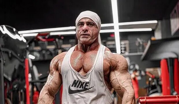 یادی کنیم از خوش آمد گویی هادی چوپان به جعفر غفارنژاد بعد از کسب مجوز ورود به استیج مستر المپیا‎/ گرگ پارسی به غول بابلسری اینجوری خوش آمد گفت