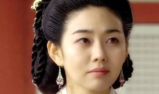 «سولان، زن تسو» (سریال جومونگ) در 48 سالگی در حال تبلیغ کِرِم دست و صورت