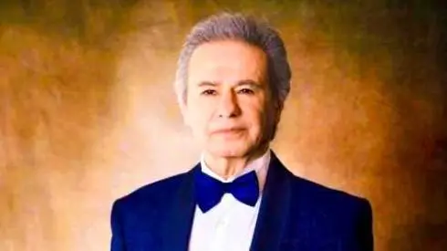 دانلود آهنگ عارف / آهنگ واسه عاشقی هیچ زمانی دیر نیست + متن